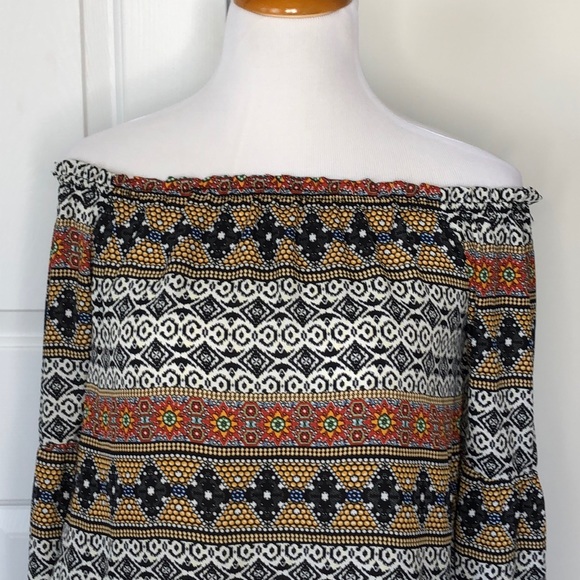 Socialite off the shoulder top. - Picture 3 of 7